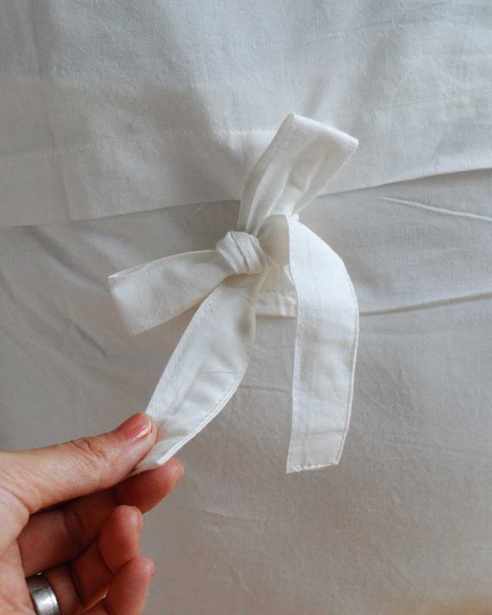 ファブリック(布)雑貨 インテリア雑貨 女性らしいフリルのかわいいクッション(コクシグル)。使い勝手もバッチリカバーは取り外しもカンタンに出来るので、汚れてもお洗濯も出来て安心です。(cf-1144)