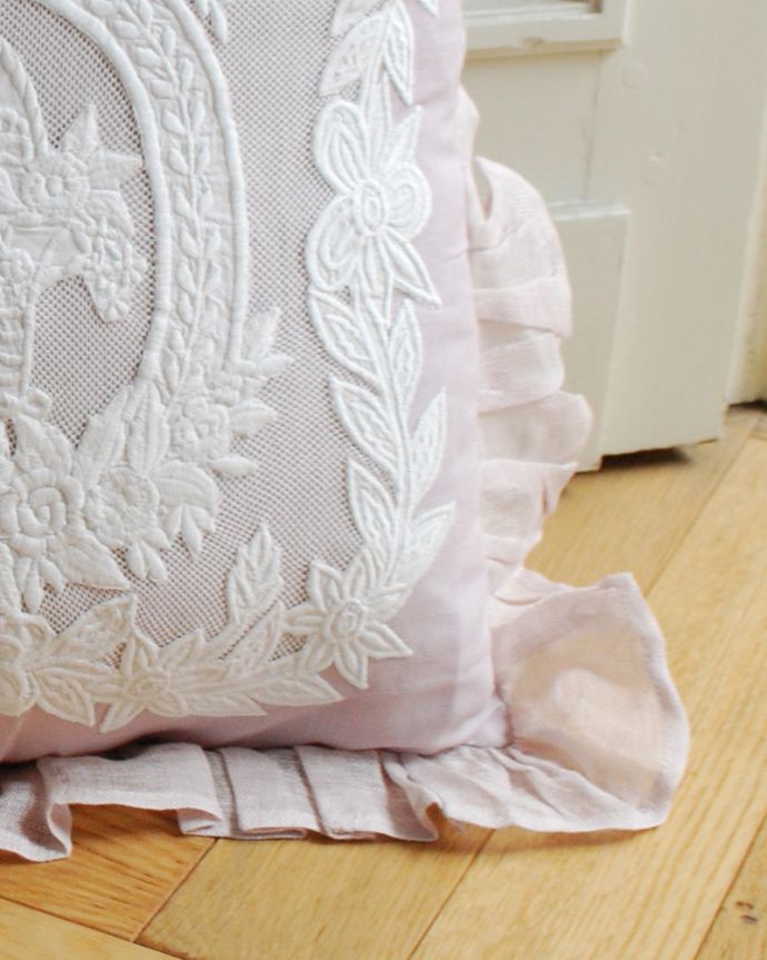 ファブリック(布)雑貨 インテリア雑貨 フランスらしいレースとピンクが可愛いクッション(コクシグル)。すぐに使えるクッション付き届いてすぐに使えるようにクッションも一緒に付いています。(cf-1146)