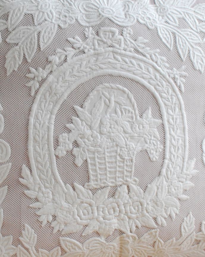 ファブリック(布)雑貨 インテリア雑貨 フランスらしいレースとピンクが可愛いクッション(コクシグル)。フランスらしい優雅なレース女性心をくすぐる優雅なデザインのレースは、さすがフランスらしいデザイン。(cf-1146)