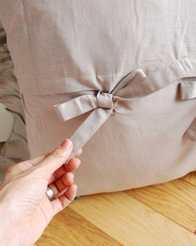 インテリア雑貨 フランスらしい優雅なレースのクッション（コクシグル）。使い勝手もバッチリカバーは取り外しもカンタンに出来るので、汚れてもお洗濯も出来て安心です。(cf-1147)