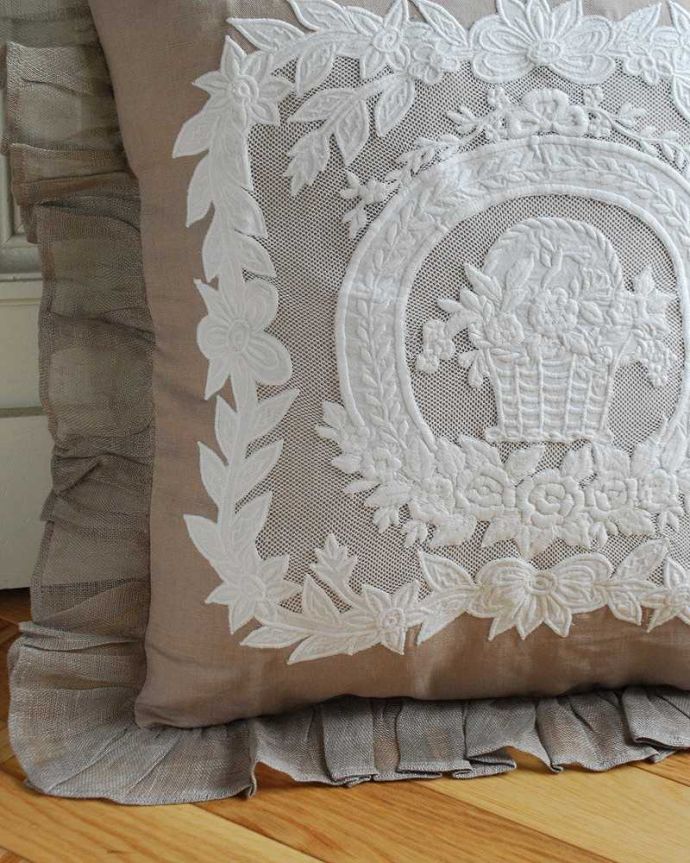 インテリア雑貨 フランスらしい優雅なレースのクッション（コクシグル）。すぐに使えるクッション付き届いてすぐに使えるようにクッションも一緒に付いています。(cf-1147)