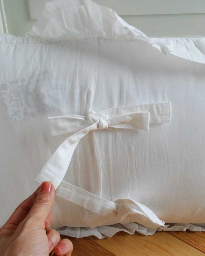 ファブリック（布）雑貨　インテリア雑貨　コクシグルのレースとフリルがかわいいクッション。使い勝手もバッチリカバーは取り外しもカンタンに出来るので、汚れてもお洗濯も出来て安心です。(cf-1149)