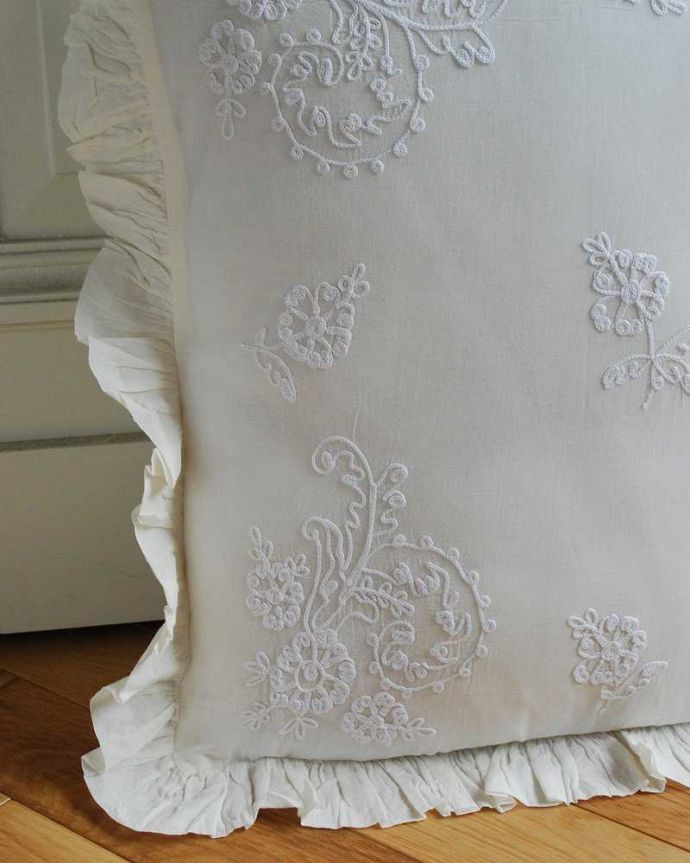 ファブリック(布)雑貨 インテリア雑貨 お花の刺繍が美しいコクシグルのクッション。すぐに使えるクッション付き届いてすぐに使えるようにクッションも一緒に付いています。(cf-1150)