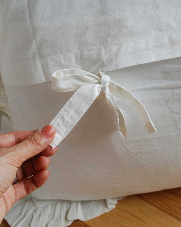 ファブリック(布)雑貨 インテリア雑貨 お花の刺繍が美しいコクシグルのクッション。使い勝手もバッチリカバーは取り外しもカンタンに出来るので、汚れてもお洗濯も出来て安心です。(cf-1150)