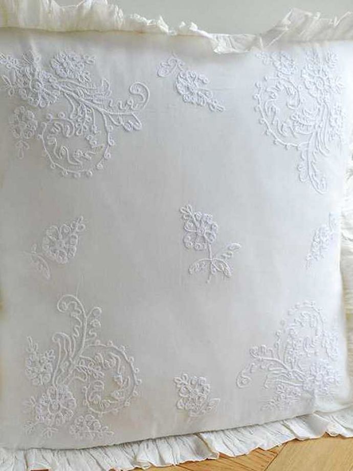 ファブリック(布)雑貨 インテリア雑貨 お花の刺繍が美しいコクシグルのクッション。フランスらしい華やかな刺繍女性心をくすぐる優雅なデザインの刺繍は、さすがフランスらしいデザイン。(cf-1150)