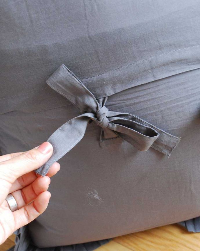 ファブリック（布）雑貨　インテリア雑貨　お花の刺繍が美しいコクシグルのクッション。使い勝手もバッチリカバーは取り外しもカンタンに出来るので、汚れてもお洗濯も出来て安心です。(cf-1151)