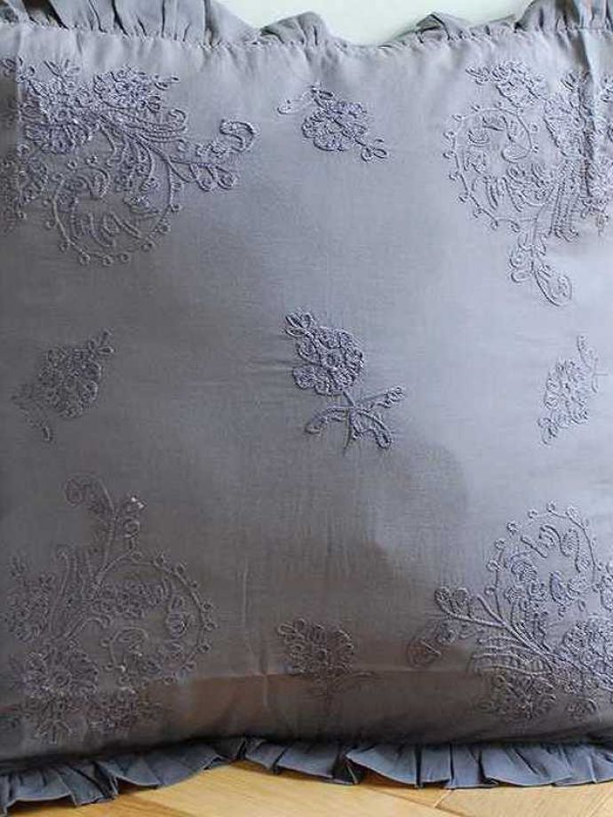 ファブリック（布）雑貨　インテリア雑貨　お花の刺繍が美しいコクシグルのクッション。フランスらしい華やかな刺繍女性心をくすぐる優雅なデザインの刺繍は、さすがフランスらしいデザイン。(cf-1151)