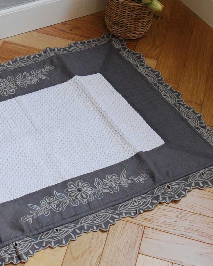 ファブリック（布）雑貨　インテリア雑貨　フランスから届いたCoquecigruesのフロアマット。何枚あっても便利に優雅に使えます女性らしい優雅さたっぷりのデザインはやっぱりフランスらしさ。(cf-1163)