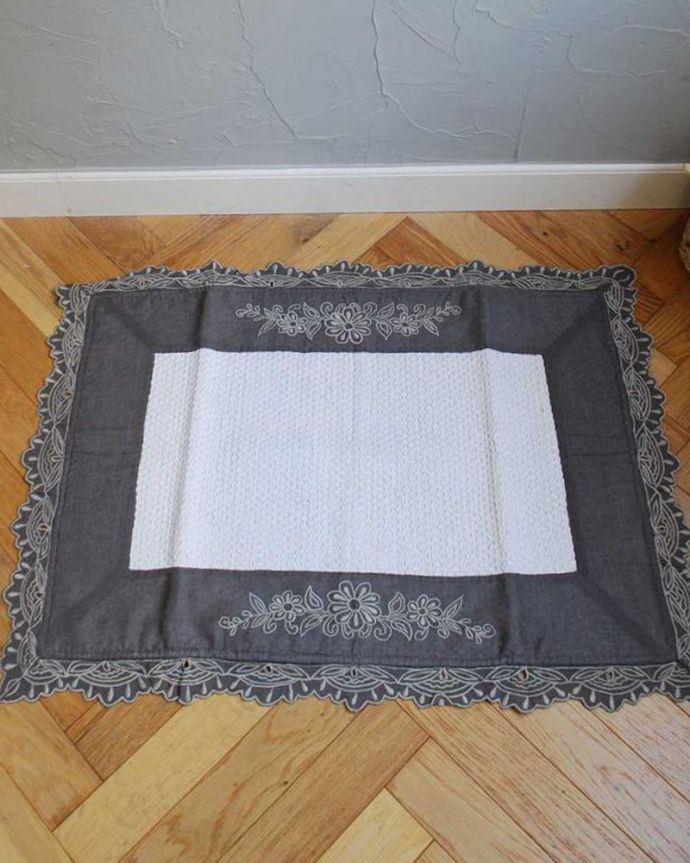 ファブリック（布）雑貨　インテリア雑貨　フランスから届いたCoquecigruesのフロアマット。上から見ると･･･こんな形。(cf-1163)