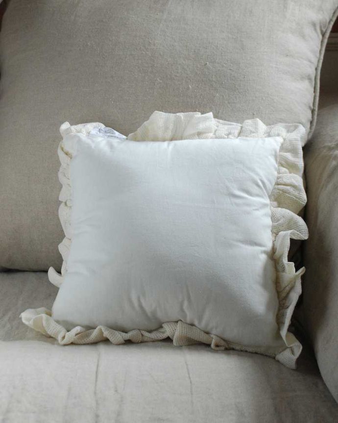 ファブリック(布)雑貨 インテリア雑貨 女性らしいフリルのかわいいクッション(コクシグル)。後ろから見るとこんな感じどこから見ても上品なデザインがフランスらしいんです。(cf-1167)