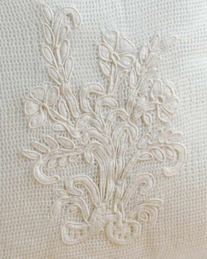 ファブリック(布)雑貨 インテリア雑貨 女性らしいフリルのかわいいクッション(コクシグル)。フランスらしい優雅なレース女性心をくすぐる優雅なデザインのレースは、さすがフランスらしいデザイン。(cf-1167)