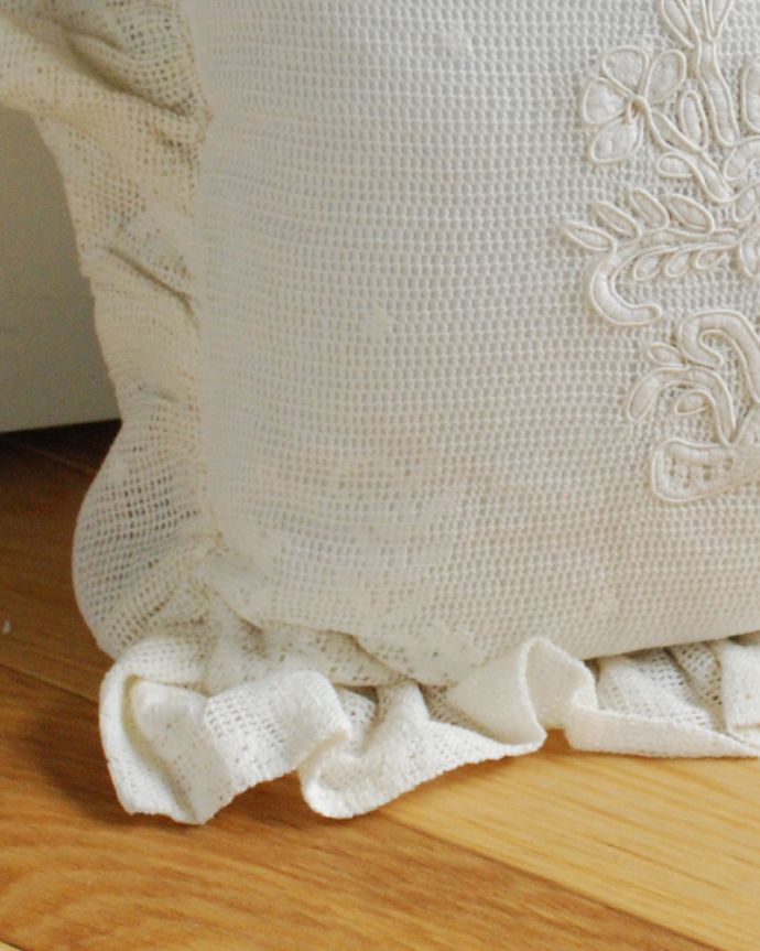 ファブリック(布)雑貨 インテリア雑貨 女性らしいフリルのかわいいクッション(コクシグル)。すぐに使えるクッション付き届いてすぐに使えるようにクッションも一緒に付いています。(cf-1167)