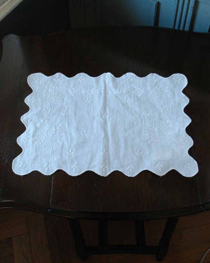 ダイニング雑貨 インテリア雑貨 フランスから届いたCoquecigruesのプレイスマット Ancolie Ivorie。上から見ると・・・こんな形。(cf-1175)