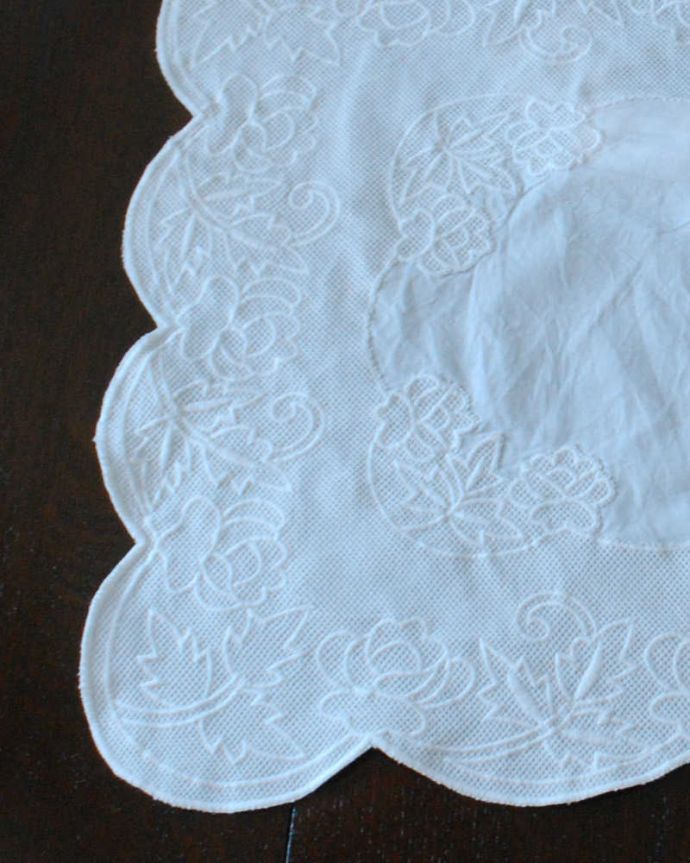 ダイニング雑貨　インテリア雑貨　フランスから届いたCoquecigruesのプレイスマット Tonnelle　Ivorie。何枚あっても便利に優雅に使えます女性らしい優雅さたっぷりのデザインはやっぱりフランスらしさ。(cf-1180)