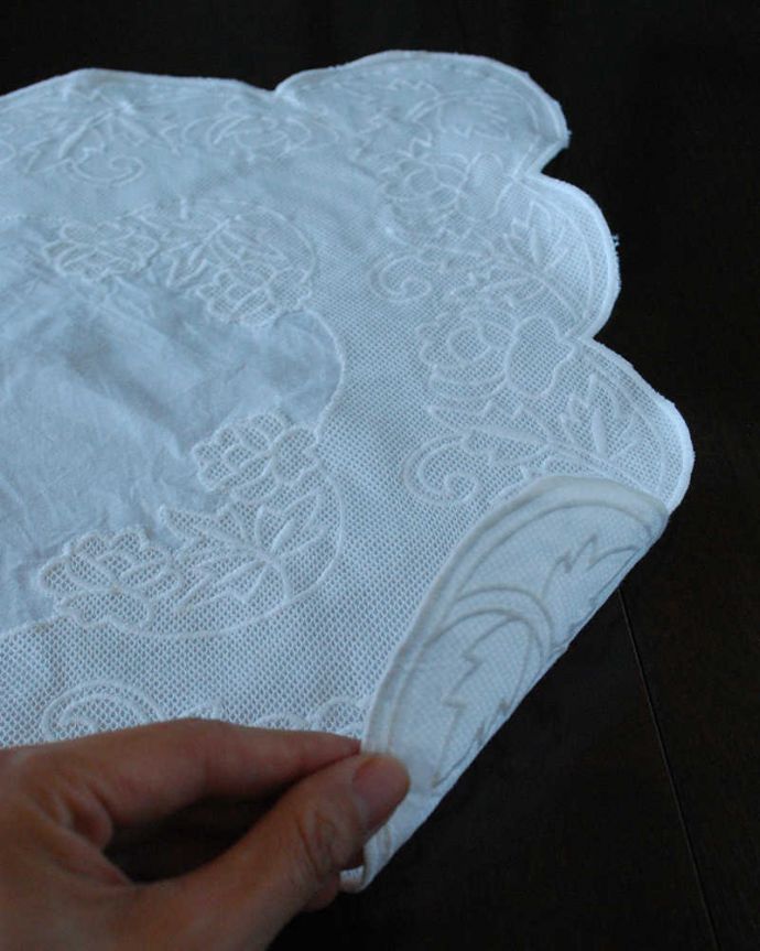 ダイニング雑貨　インテリア雑貨　フランスから届いたCoquecigruesのプレイスマット Tonnelle　Ivorie。フランスらしい優雅なデザイン便利に使える大好きなアイテムだからこそ、特にフランスらしく優雅なデザインのものを選んできました。(cf-1180)