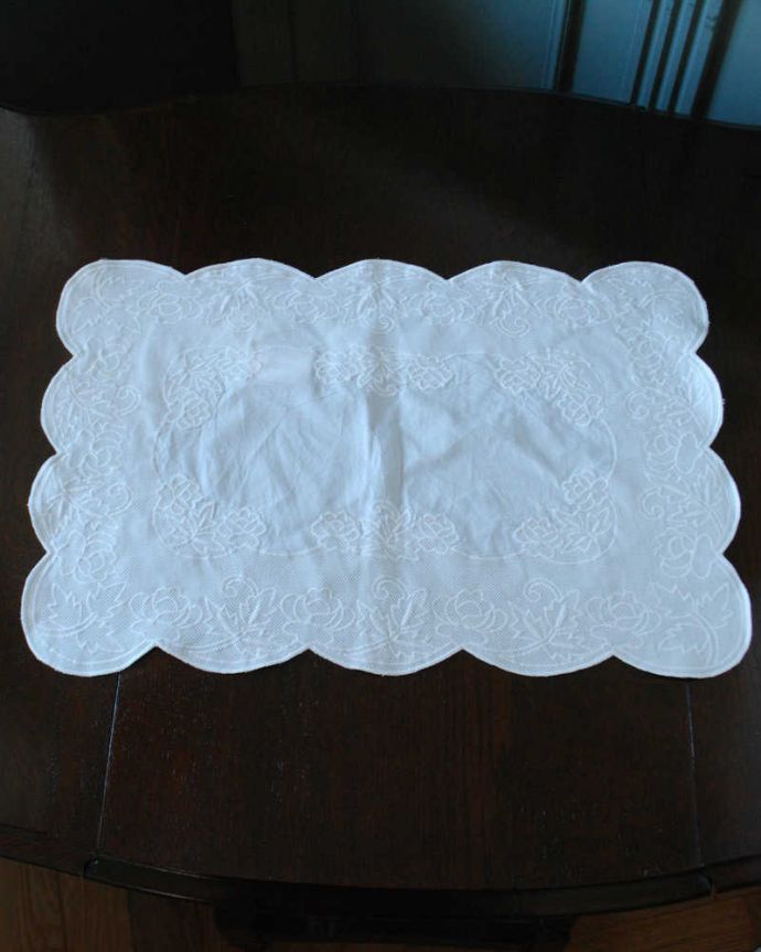 ダイニング雑貨　インテリア雑貨　フランスから届いたCoquecigruesのプレイスマット Tonnelle　Ivorie。上から見ると･･･こんな形。(cf-1180)