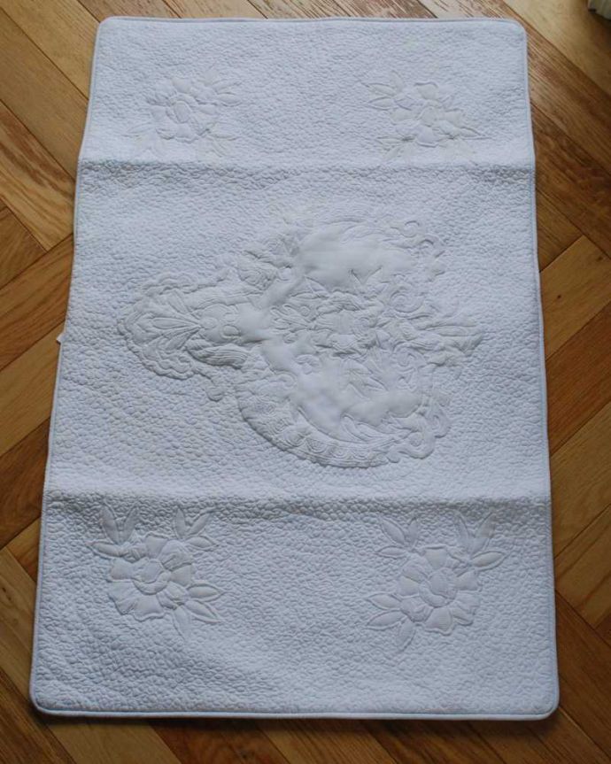 ファブリック(布)雑貨 インテリア雑貨 ポコポコとした優しい布の質感、フランスから届いたクッションカバー(コクシグル) 。フランスらしい優雅なデザイン女性心をくすぐる優雅な薔薇の装飾は、さすがフランスらしいデザイン。(cf-1182)