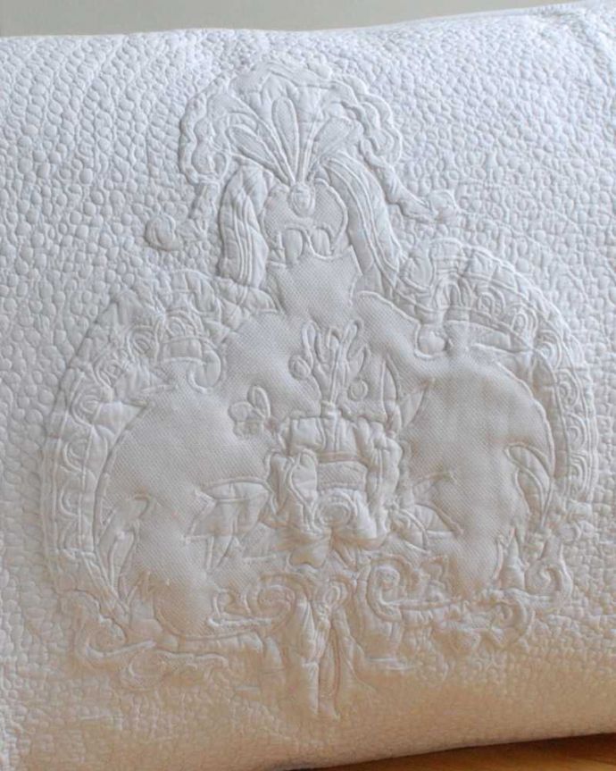 ファブリック(布)雑貨 インテリア雑貨 ポコポコとした優しい布の質感、フランスから届いたクッションカバー(コクシグル) 。ポコポコとした優しい布の質感です眺めて楽しむのはもちろん、実際に使ってフランスらしいインテリアを作ってみて下さい。(cf-1182)