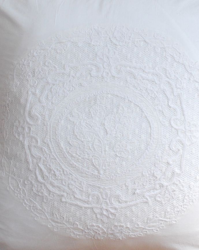 ファブリック(布)雑貨 インテリア雑貨 美しい優雅なレースのクッションカバー(コクシグル)。フランスらしい優雅なレース女性心をくすぐる優雅なデザインのレースは、さすがフランスらしいデザイン。(cf-1184)