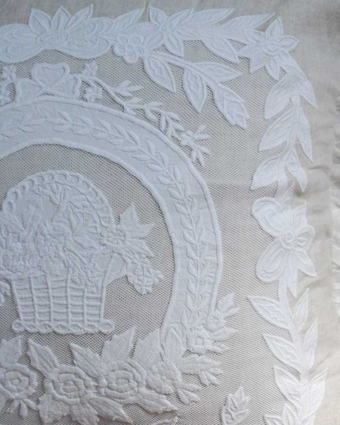 インテリア雑貨 花カゴが美しい優雅なレースのクッションカバー（コクシグル）。フランスらしい優雅なレース女性心をくすぐる優雅なデザインのレースは、さすがフランスらしいデザイン。(cf-1185)