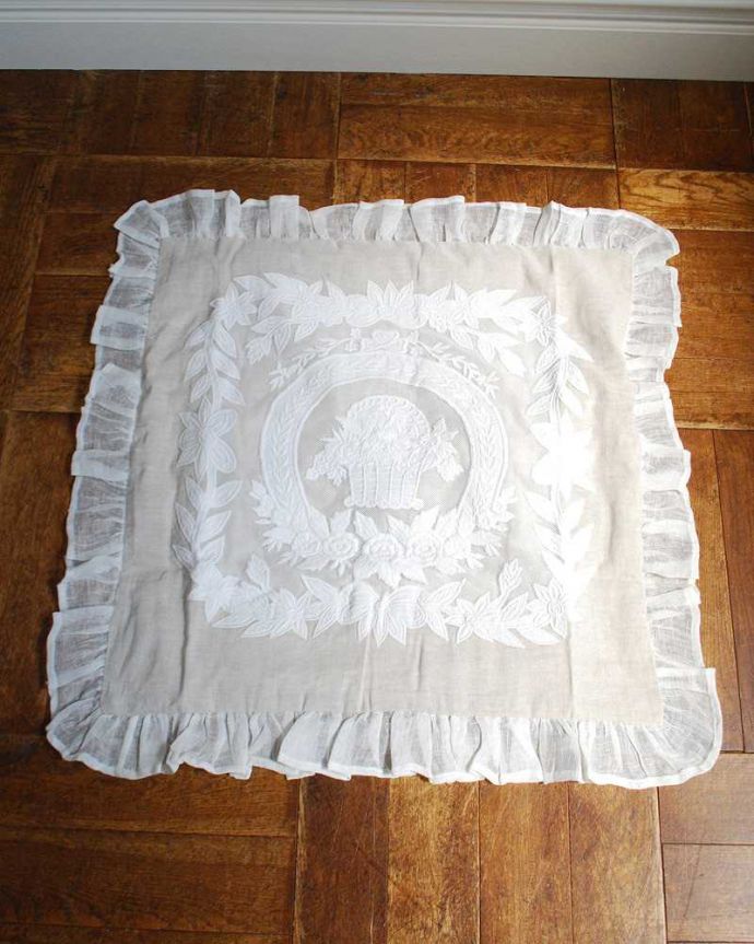 インテリア雑貨 花カゴが美しい優雅なレースのクッションカバー（コクシグル）。クッションを外すとこんな感じ中のクッションを外すとこんな感じです。(cf-1185)