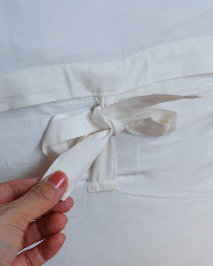 インテリア雑貨 花カゴが美しい優雅なレースのクッションカバー（コクシグル）。使い勝手もバッチリカバーは取り外しもカンタンに出来るので、汚れてもお洗濯も出来て安心です。(cf-1185)