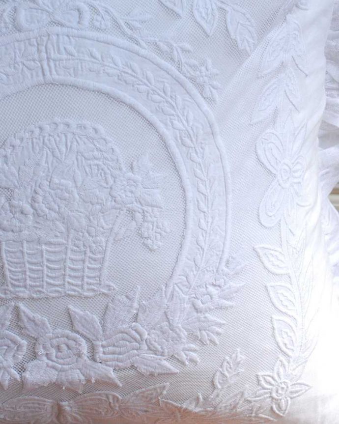 ファブリック（布）雑貨　インテリア雑貨　花カゴが美しい優雅なレースのクッションカバー（コクシグル）。フランスらしい優雅なレース女性心をくすぐる優雅なデザインのレースは、さすがフランスらしいデザイン。(cf-1186)