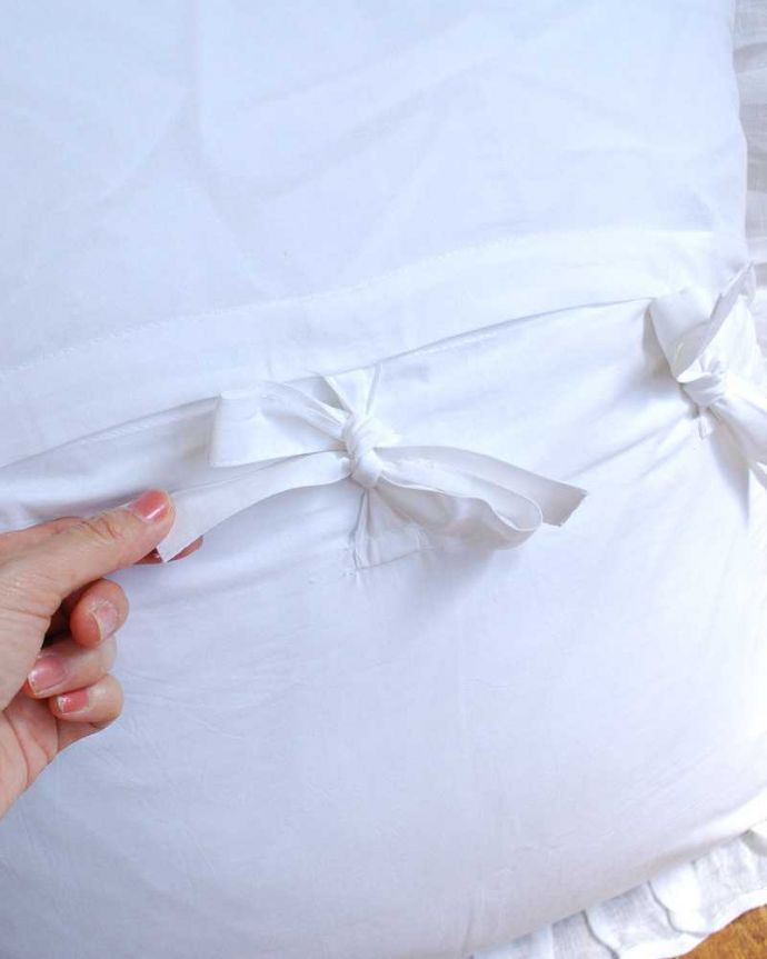 ファブリック（布）雑貨　インテリア雑貨　花カゴが美しい優雅なレースのクッションカバー（コクシグル）。使い勝手もバッチリカバーは取り外しもカンタンに出来るので、汚れてもお洗濯も出来て安心です。(cf-1186)