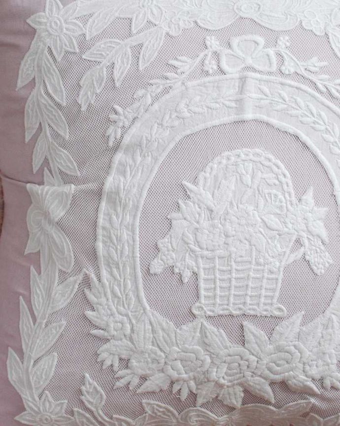 ファブリック（布）雑貨　インテリア雑貨　フランスのおしゃれな雑貨、コクシグルの可愛いレース付きのクッションカバー（フラワーバスケット）　フランスらしい華やかさ女性心をくすぐるフランスらしい華やかなデザイン。(cf-1187)