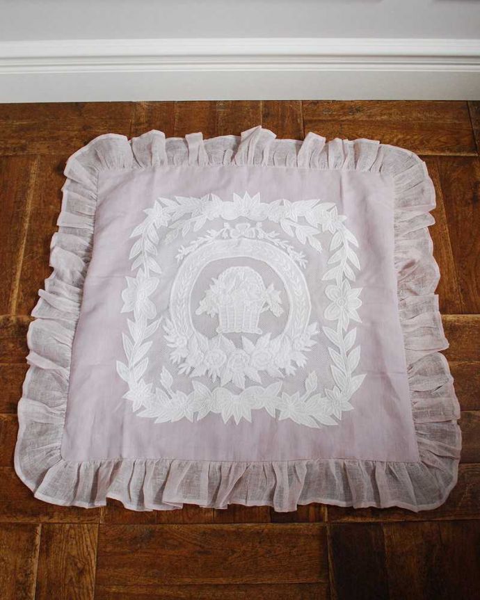 ファブリック(布)雑貨 インテリア雑貨 フランスのおしゃれな雑貨、コクシグルの可愛いレース付きのクッションカバー(フラワーバスケット) 上から見ると・・・縁のフリルむとっても可愛い~!カバーのみの販売です。(cf-1187)