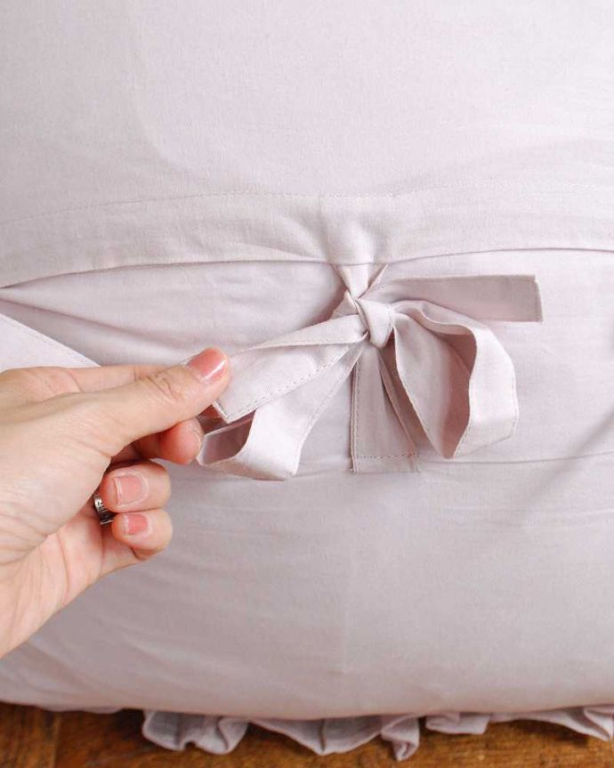 ファブリック(布)雑貨 インテリア雑貨 花カゴが美しい優雅なレースのクッションカバー(コクシグル)。使い勝手もバッチリカバーは取り外しもカンタンに出来るので、汚れてもお洗濯も出来て安心です。(cf-1187)