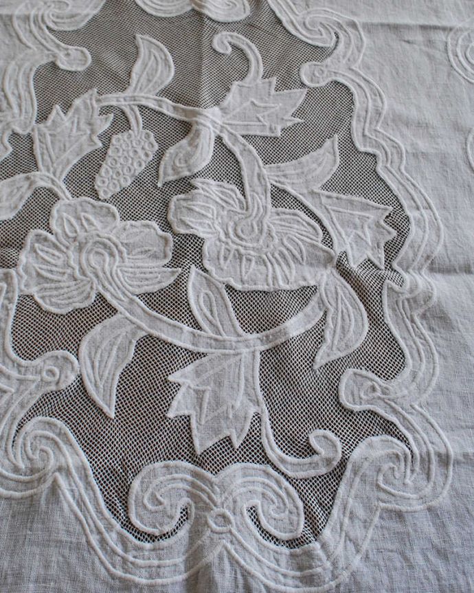 ダイニング雑貨 インテリア雑貨 フランスから届いたコクシグルのテーブルランナー(Runner Tubereuse)。フランスらしい優雅なデザイン女性心をくすぐる優雅でたっぷりのレースは見ているだけでもワクワクします。(cf-1188)