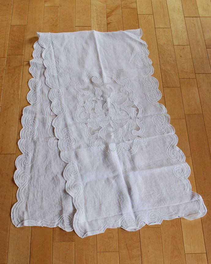 ダイニング雑貨 インテリア雑貨 フランスから届いたコクシグルのテーブルランナー(Runner Tubereuse)。上から見ると形はこんな感じですフランスの雑貨は美しいデザインが自慢!フランスらしくラフな部分も多いですがご了承下さい。(cf-1188)