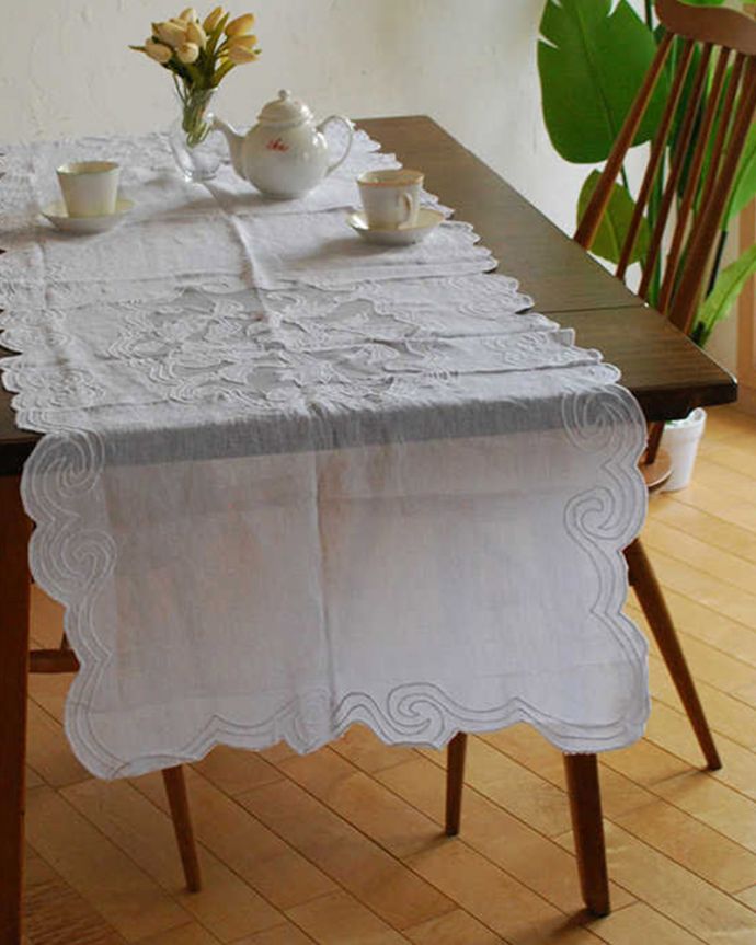 ダイニング雑貨 インテリア雑貨 フランスから届いたコクシグルのテーブルランナー(Runner Tubereuse)。華やかな装飾が魅力まるでお部屋の中がパリのアパルトマンになったような気分になれるゴージャスなレースです。(cf-1188)