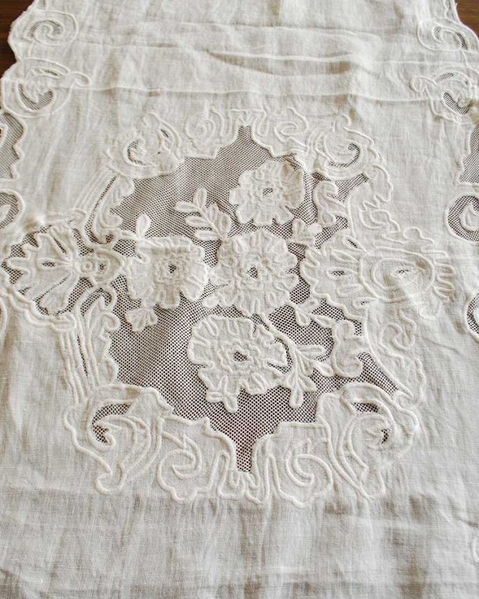 ダイニング雑貨　インテリア雑貨　フランスから輸入した華やかなレースが素敵なテーブルランナー。フランスらしい優雅なデザイン女性心をくすぐる優雅でたっぷりのレースは見ているだけでもワクワクします。(cf-1190)