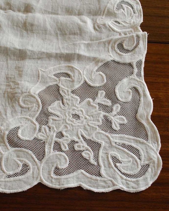 ダイニング雑貨　インテリア雑貨　フランスから輸入した華やかなレースが素敵なテーブルランナー。華やかな装飾が魅力まるでお部屋の中がパリのアパルトマンになったような気分になれるゴージャスなレースです。(cf-1190)