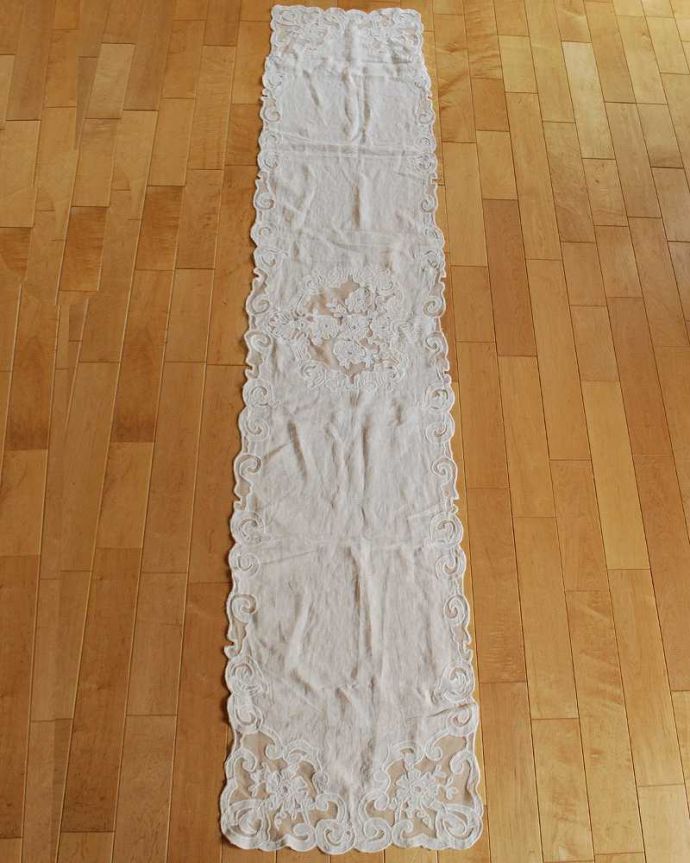 ダイニング雑貨　インテリア雑貨　フランスから輸入した華やかなレースが素敵なテーブルランナー。上から見ると形はこんな感じですフランスの雑貨は美しいデザインが自慢！フランスらしくラフな部分も多いですがご了承下さい。(cf-1190)