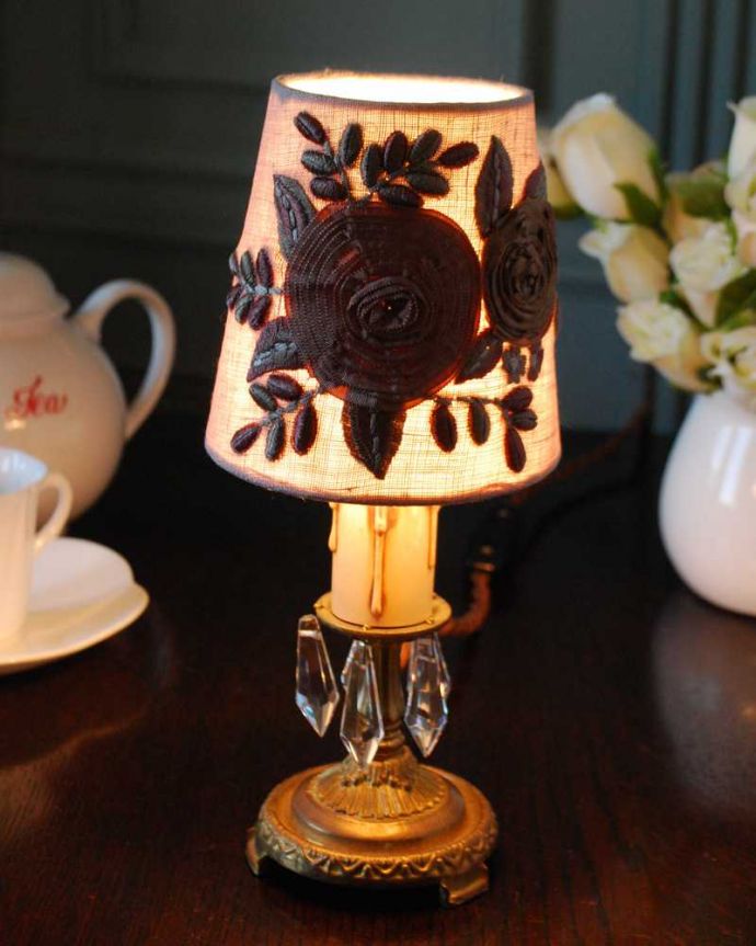 シャンデリア球のシェード 照明・ライティング 電球に被せるだけでグーンとお洒落になる薔薇が素敵なフランスの布シェード (コクシグル) 。被せるだけで柔らかな灯り使い方は、電球に被せるだけ。(cf-1198)