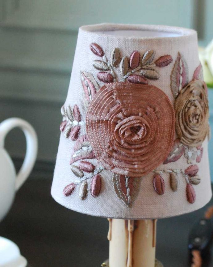 シャンデリア球のシェード 照明・ライティング 電球に被せるだけでグーンとお洒落になる薔薇が素敵なフランスの布シェード (コクシグル) 。フランスらしいオシャレなデザイン小さくても、フランスらしい女性心をくすぐるデザインはは、とってもオシャレ。(cf-1198)