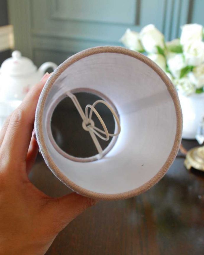 シャンデリア球のシェード 照明・ライティング 電球に被せるだけでグーンとお洒落になる薔薇が素敵なフランスの布シェード (コクシグル) 。クリップタイプです電球にはめ込んで固定するだけ。(cf-1198)