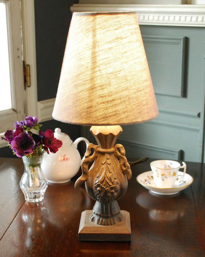 スタンドライト　照明・ライティング　彫がキレイなスタンドを合わせたフランスのテーブルランプ(E17シャンデリア球付)。ステキな夜の時間を作ってくれますテーブルやデスクの上、ベッドサイドなど、いろんな場所に置いてテーブルランプの優しい灯りを楽しんでみませんか？ふんわりと周りを灯してくれるあたたかい明かりが１日の疲れを癒してくれます。(cf-1199)