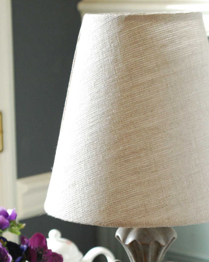 スタンドライト　照明・ライティング　彫がキレイなスタンドを合わせたフランスのテーブルランプ(E17シャンデリア球付)。ぬくもりある雰囲気の布シェード。(cf-1199)