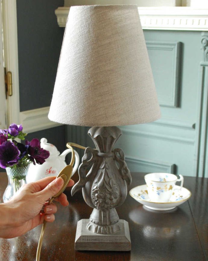 スタンドライト　照明・ライティング　彫がキレイなスタンドを合わせたフランスのテーブルランプ(E17シャンデリア球付)。スイッチON！あっという間に周りを優しい癒しの灯りが包み込んでくれます。(cf-1199)