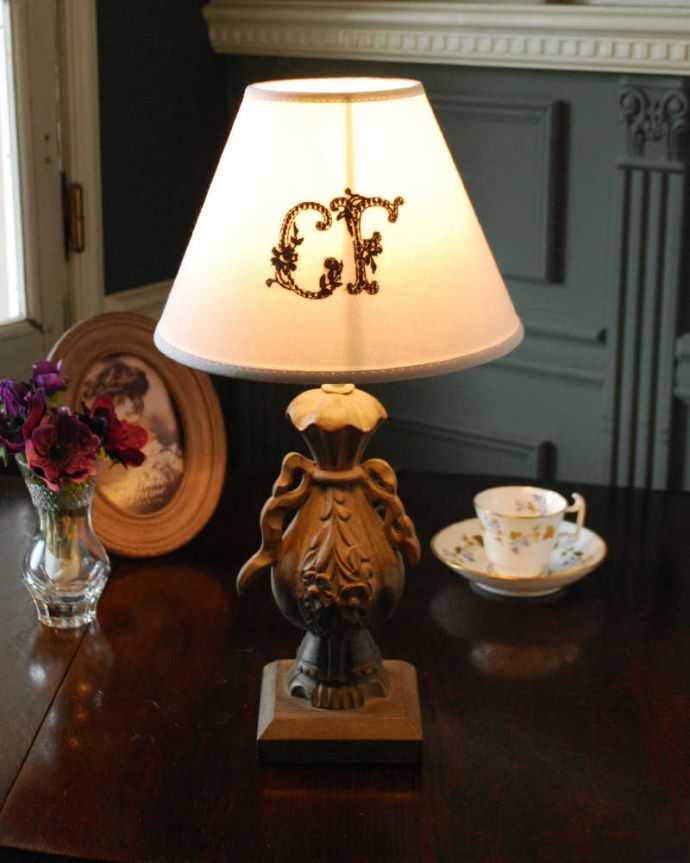 スタンドライト　照明・ライティング　フランスらしい優雅な土台×モノグラム入りシェードのテーブルランプ(E17シャンデリア球付)。。(cf-1200)
