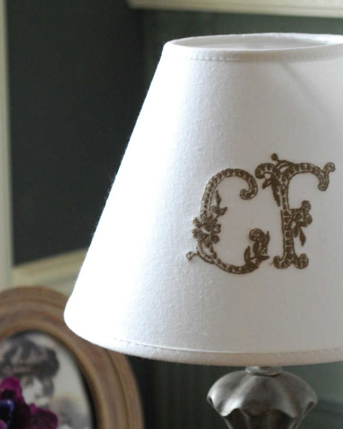 スタンドライト　照明・ライティング　フランスらしい優雅な土台×モノグラム入りシェードのテーブルランプ(E17シャンデリア球付)。。(cf-1200)