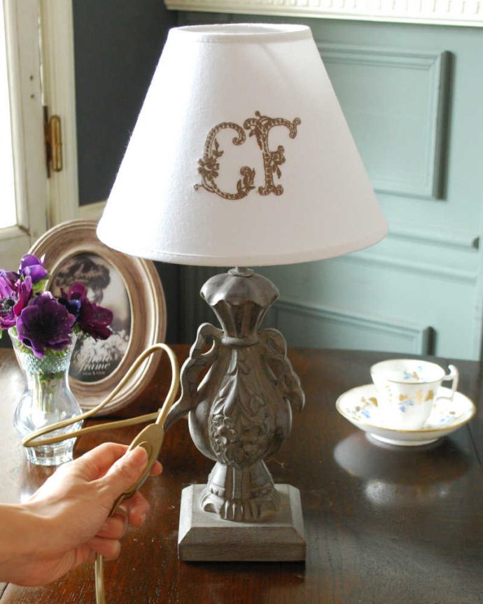 スタンドライト　照明・ライティング　フランスらしい優雅な土台×モノグラム入りシェードのテーブルランプ(E17シャンデリア球付)。。(cf-1200)