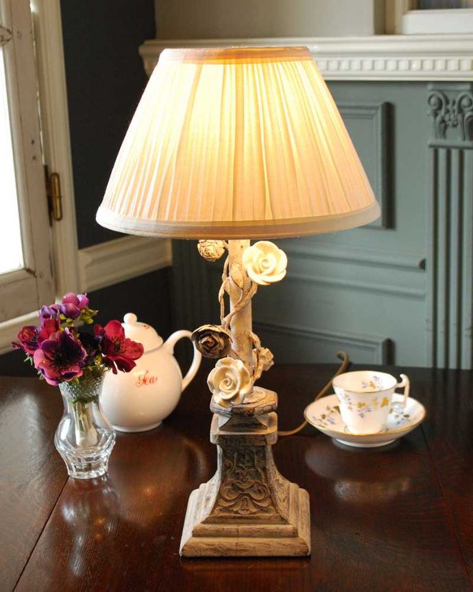 スタンドライト 照明・ライティング フレンチシャビー×薔薇がエレガントなフランスのテーブルランプ(E17球付)。ステキな夜の時間を作ってくれますテーブルやデスクの上、ベッドサイドなど、いろんな場所に置いてテーブルランプの優しい灯りを楽しんでみませんか?ふんわりと周りを灯してくれるあたたかい明かりが1日の疲れを癒してくれます。(cf-1201)