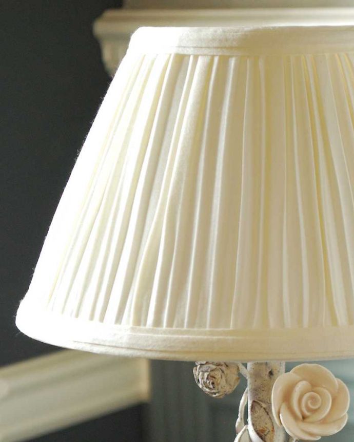 スタンドライト 照明・ライティング フレンチシャビー×薔薇がエレガントなフランスのテーブルランプ(E17球付)。ぬくもりある雰囲気の布シェード。(cf-1201)