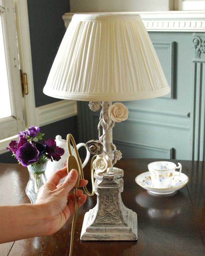 スタンドライト 照明・ライティング フレンチシャビー×薔薇がエレガントなフランスのテーブルランプ(E17球付)。スイッチON!あっという間に周りを優しい癒しの灯りが包み込んでくれます。(cf-1201)