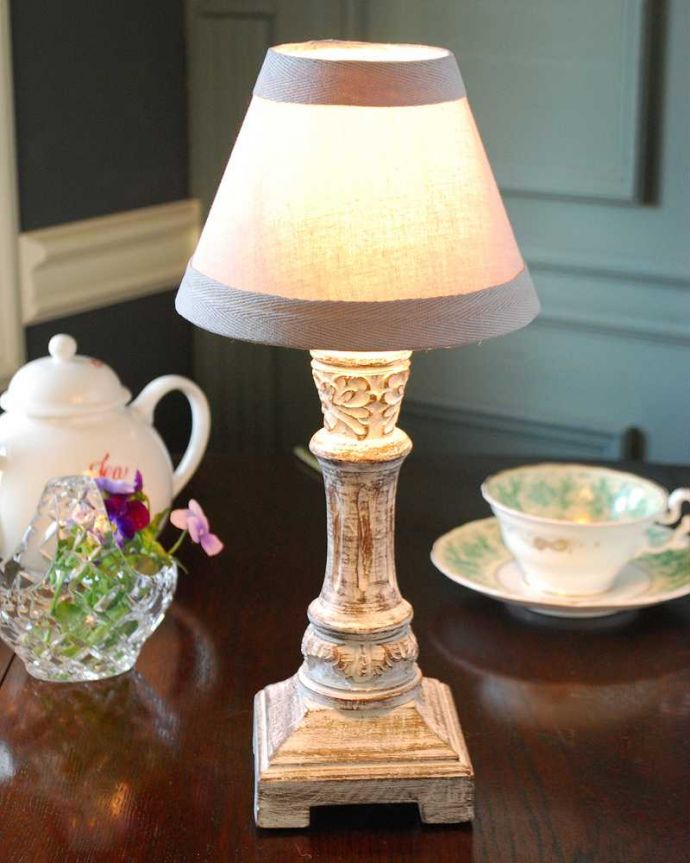 スタンドライト　照明・ライティング　フランスからやってきたフレンチシャビーなテーブルランプ(E17丸球付)。ステキな夜の時間を作ってくれますテーブルやデスクの上、ベッドサイドなど、いろんな場所に置いてテーブルランプの優しい灯りを楽しんでみませんか？ふんわりと周りを灯してくれるあたたかい明かりが１日の疲れを癒してくれます。(cf-1202)